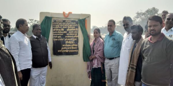 मनिका विधायक ने सतबरवा में रखी पांच सड़कों की आधारशिला