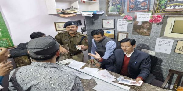 कमिश्नर दीपक रावत ने सीएससी केंद्र में मारा छापा