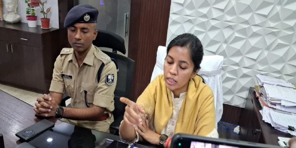 ट्रक पर लदे स्टील के बक्से खाली पाए गए : डीएम