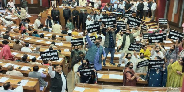 मास्क लगाकर एमसीडी पहुंचे आआपा पार्षद, सदन में किया विरोध प्रदर्शन