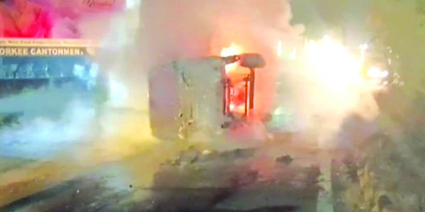 पिकअप वाहन में लगी आग, मची अफरा-तफरी