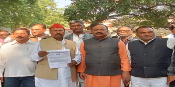 मतदाता सूची में गड़बड़ी का आरोप, सपा ने जिला प्रशासन काे साैंपा ज्ञापन