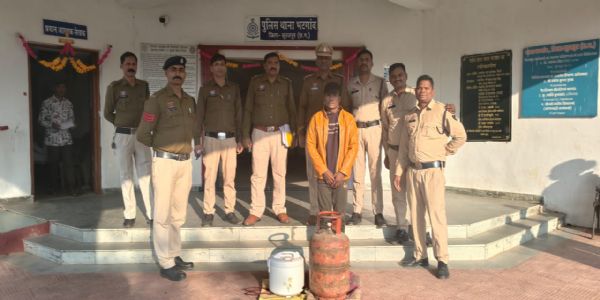 सूरजपुर : घर का ताला तोड़ गैस टंकी और इलेक्ट्रॉनिक कांटा चोरी करने वाला आरोपित गिरफ्तार