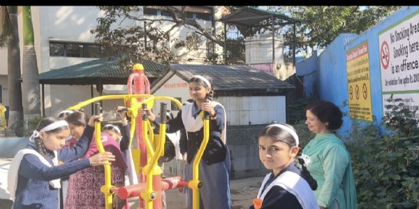 अब कन्या स्कुल नाहन की लड़कियां भी करेंगी स्कुल में व्यायाम,वरिष्ठ माध्यमिक स्कुल में शुरू हुआ ओपन जिम