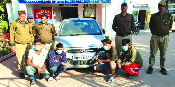 पुलिस ने चोरी की साजिश में चार को किया गिरफ्तार