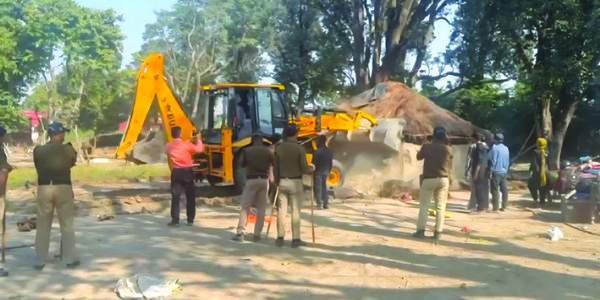 अखाड़ों को दी जानी वाली भूमि पर वन गुज्जरों के अवैध कब्जे पर चला बुलडोजर