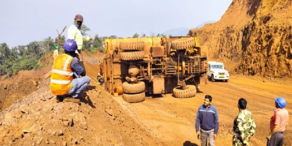 खदान में पुरानी गाड़ी पलटने से कर्मचारी घायल