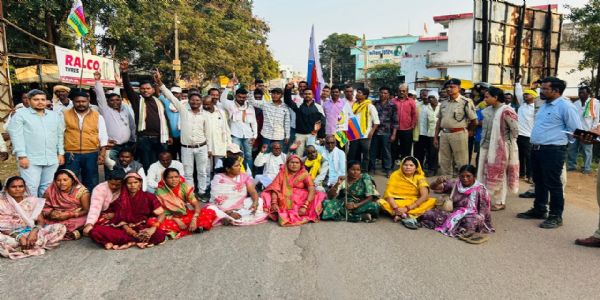 धमतरी : आत्महत्या मामले को लेकर आक्रोशित आदिवासी समाज ने कुकरेल में किया सड़कजाम