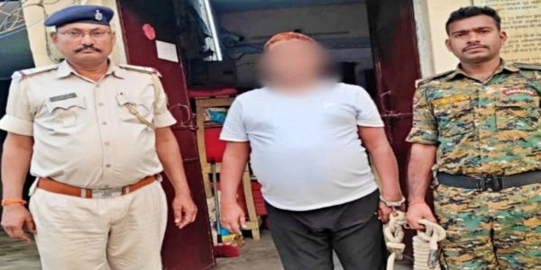 मतदाताओं को धमकाने वाला मुखिया प्रतिनिधि गिरफ्तार