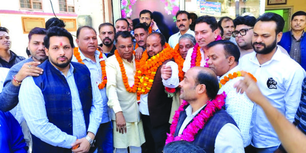 अमन को पुनः अध्यक्ष बनाने पर कार्यकर्ताओं ने की आतिशबाजी कर मनाया जश्न