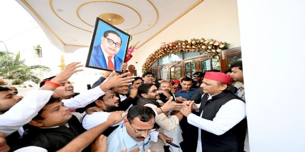 बरेली पहुंचे अखिलेश यादव, बोले— चुनाव आयोग पक्षपाती, सिर्फ विपक्षी दलों को परेशान कर रहा