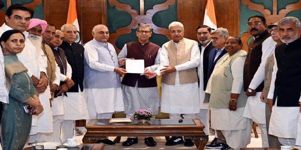 कानून व्यवस्था व किसानाें के मुद्दे पर राज्यपाल के पास पहुंची कांग्रेस