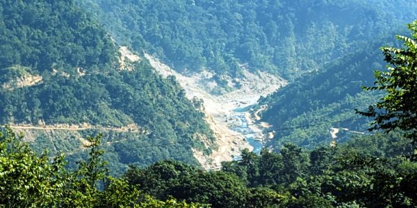 गौला नदी पर हो रहा जमरानी बांध का निर्माण कार्य।