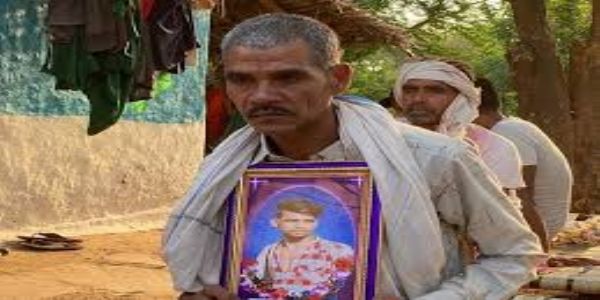 साजा विधायक ईश्वर साहू हिंसा में मारे गए अपने पुत्र के फोटो के साथ साजा विधायक ईश्वर साहू हिंसा में मारे गए अपने पुत्र के फोटो के साथ