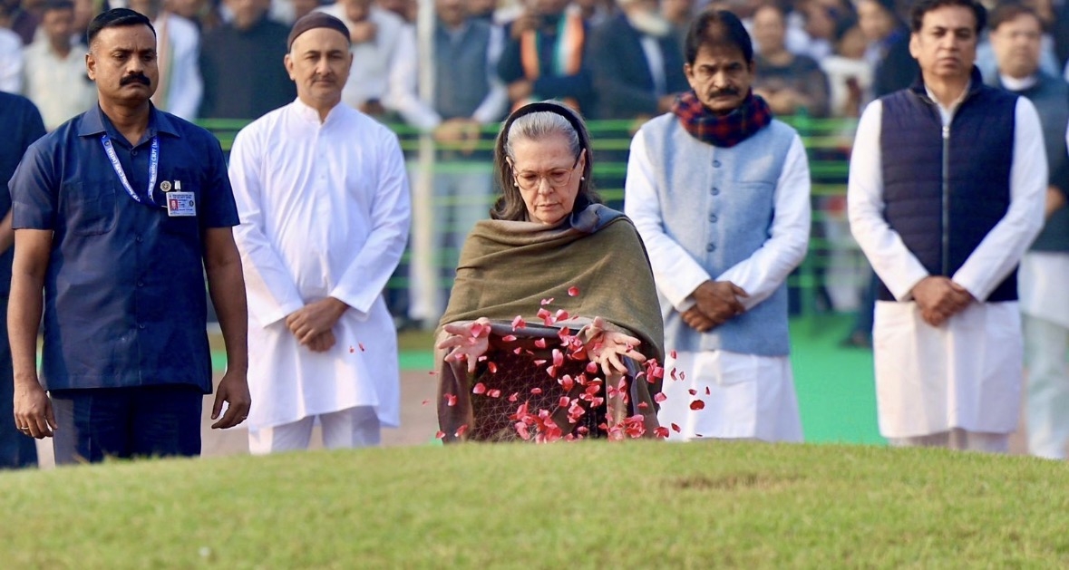 नेहरू जयंती पर कांग्रेस नेताओं ने शांतिवन में दी श्रद्धांजलि,  नेहरू की विरासत को बताया आधुनिक भारत की नींव