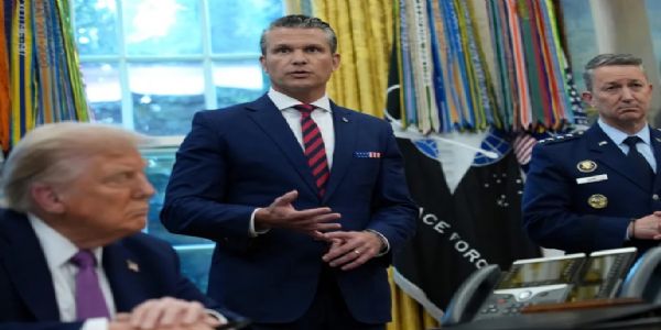 अमेरिका के युद्ध सचिव पीट हेगसेथ (मध्य में)। फोटो - इंटरनेट मीडिया अमेरिका के युद्ध सचिव पीट हेगसेथ (मध्य में)। फोटो - इंटरनेट मीडिया