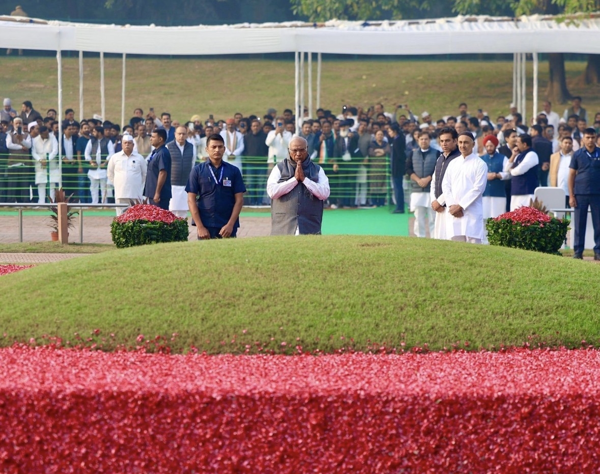 नेहरू जयंती पर कांग्रेस नेताओं ने शांतिवन में दी श्रद्धांजलि,  नेहरू की विरासत को बताया आधुनिक भारत की नींव