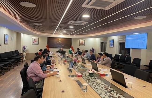 बीमा कंपनियों और स्वास्थ्य सेवा प्रदाताओं के साथ बैठक करते डीएफएस सचिव