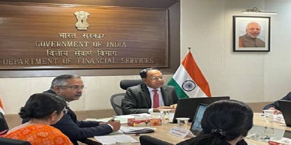 बीमा कंपनियों और स्वास्थ्य सेवा प्रदाताओं के साथ बैठक करते डीएफएस सचिव