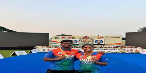 रिकर्व व्यक्तिगत पुरुष-महिला चैंपियन बी. धीरज (बाएं) और अंकिता भकत (दाएं)