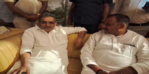 रोलोमो प्रमुख उपेंद्र कुशवाहा व दिनारा से नवनिर्वाचित विधायक आलोक सिंह रोलोमो प्रमुख उपेंद्र कुशवाहा व दिनारा से नवनिर्वाचित विधायक आलोक सिंह