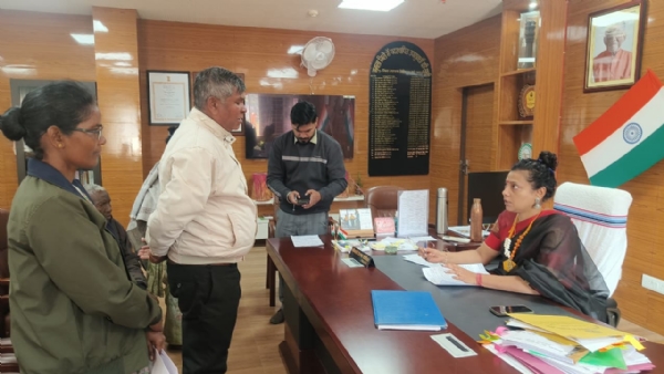 ग्रामीणों की बातें सुनती हुई उपायुक्त प्रेरणा दीक्षित ग्रामीणों की बातें सुनती हुई उपायुक्त प्रेरणा दीक्षित