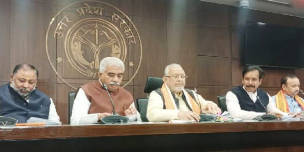 कैबिनेट बैठक की प्रेस ब्रीफिंग करते वित्त मंत्री सुरेश खन्ना और अन्य मंत्रीगण। कैबिनेट बैठक की प्रेस ब्रीफिंग करते वित्त मंत्री सुरेश खन्ना और अन्य मंत्रीगण।