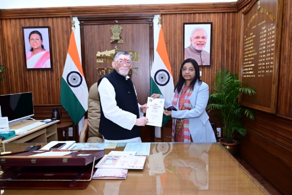 राज्यपाल को आमंत्रण पत्र देते प्रधान सचिव राज्यपाल को आमंत्रण पत्र देते प्रधान सचिव