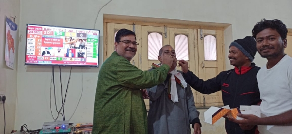 मिठाई खिलाते हुए तस्वीर मिठाई खिलाते हुए तस्वीर