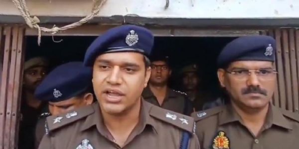 घटना की जानकारी देते पुलिस अधीक्षक राहुल भाटी और अन्य पुलिस अधिकारी घटना की जानकारी देते पुलिस अधीक्षक राहुल भाटी और अन्य पुलिस अधिकारी