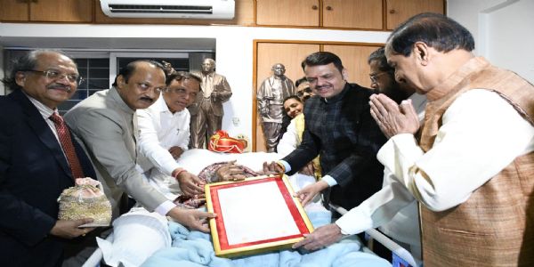 विश्व विख्यात मूर्तिकार को सम्मानित करने उनके घर पहुंची महाराष्ट्र सरकार विश्व विख्यात मूर्तिकार को सम्मानित करने उनके घर पहुंची महाराष्ट्र सरकार