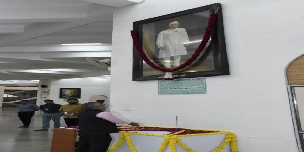गुजरात विस में पंडित नेहरू की 136वीं जयंती पर अर्पित की गई पुष्पांजलि