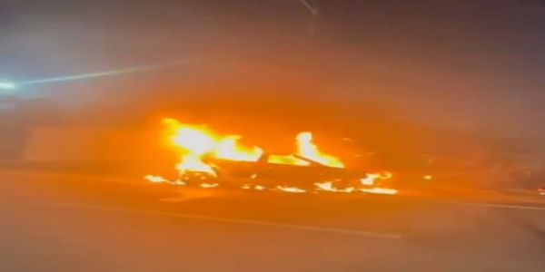 नोएडा एक्सप्रेस-वे पर चलती हुई कार में लगी भयंकर आग