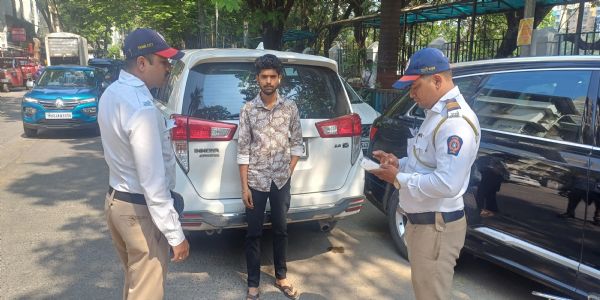 ठाणे में मनमाने पार्किंग पर यातायात पुलिस की लगाम, गस्ती दल तैनात