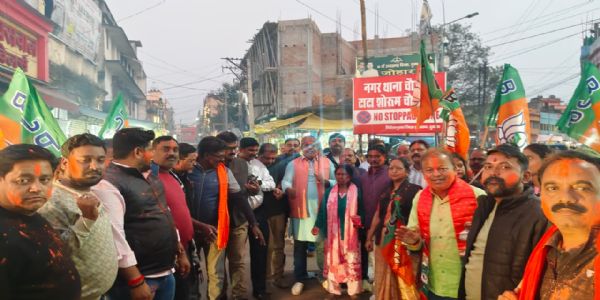 एनडीए की प्रचंड जीत पर भाजपा ने जमकर की आतिशबाजी, बांटी मिठाईयां