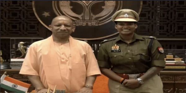 मुख्यमंत्री योगी के साथ क्रिकेटर दीप्ति शर्मा