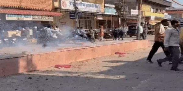 भाया की बढ़त के साथ ही आतिशबाजी होने लगी।