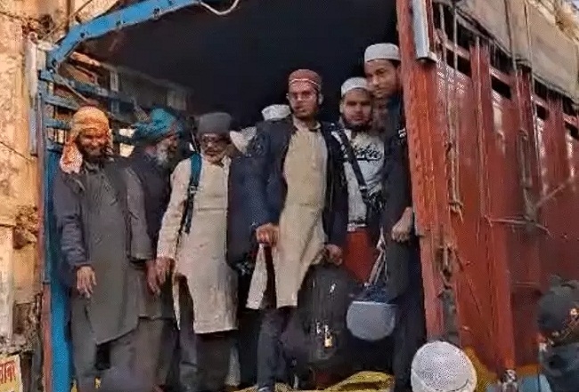 इज्तिमा स्थल पर ट्रकों से पहुंच रहे लोग