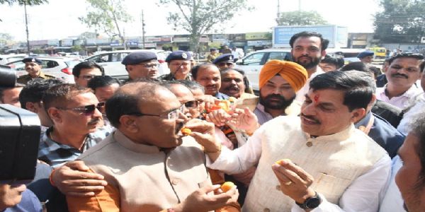 बिहार चुनाव में एनडीए को बढ़त पर मध्य प्रदेश में मना जश्न