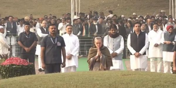 नेहरू जयंती पर कांग्रेस नेताओं ने शांतिवन में दी श्रद्धांजलि,  नेहरू की विरासत को बताया आधुनिक भारत की नींव