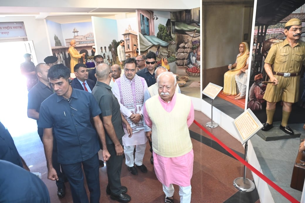 डॉ. मोहन भागवत ने धानक्या स्थित पंडित दीनदयाल उपाध्याय  स्मारक पर अर्पित की पुष्पांजलि, प्रदर्शनी का किया अवलोकन