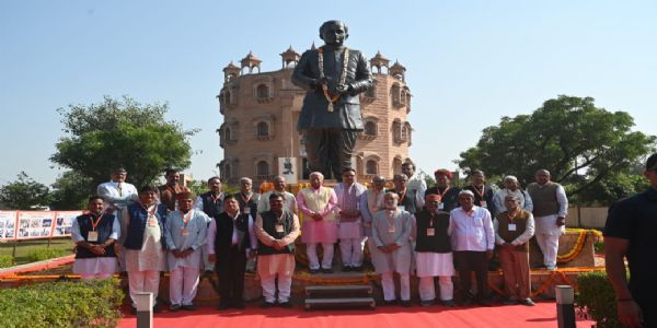 डॉ. मोहन भागवत ने धानक्या स्थित पंडित दीनदयाल उपाध्याय  स्मारक पर अर्पित की पुष्पांजलि, प्रदर्शनी का किया अवलोकन