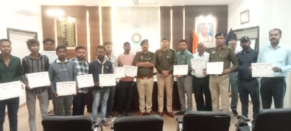 जांजगीर-चांपा पुलिस ने उत्कृष्ट सामाजिक योगदान के लिए 10 नागरिकों और 2 पुलिसकर्मियों को किया सम्मानित