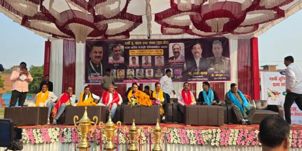 मंचासीन मुख्य अतिथि और प्राचार्य मंचासीन मुख्य अतिथि और प्राचार्य