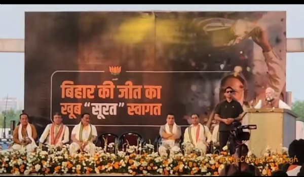 सूरत में बिहारी समाज का अविवादन स्वीकार करते मोदी