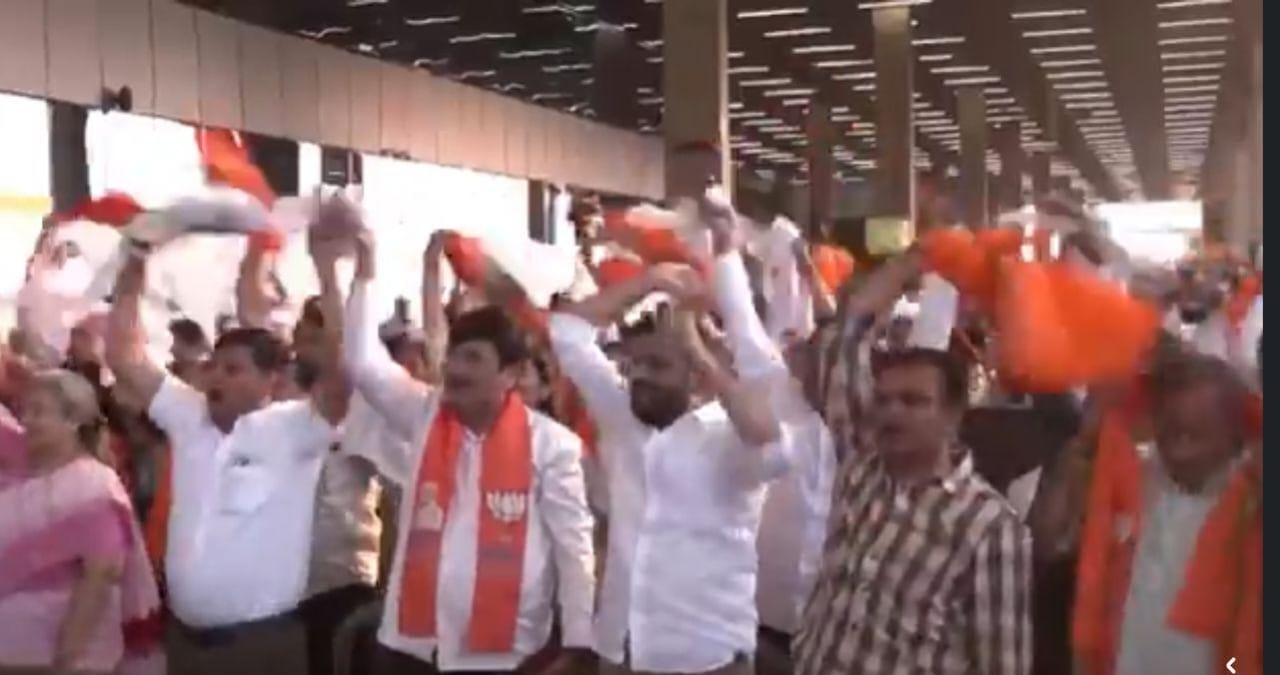 सूरत में बिहारी समाज का अविवादन स्वीकार करते मोदी सूरत में बिहारी समाज का अविवादन स्वीकार करते मोदी