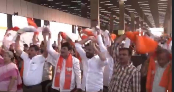 सूरत में बिहारी समाज का अविवादन स्वीकार करते मोदी