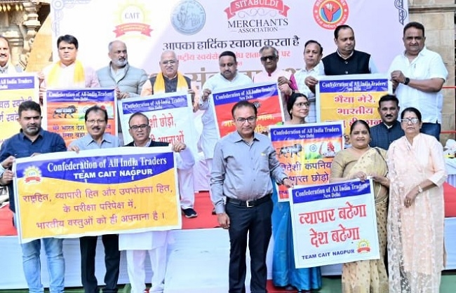नागपुर के सीताबर्डी बाजार में स्वदेशी प्रतिज्ञा लेते व्यापारी समुदाय नागपुर के सीताबर्डी बाजार में स्वदेशी प्रतिज्ञा लेते व्यापारी समुदाय