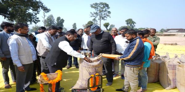 बलरामपुर : डौरा–कोचली केंद्र में कृषि मंत्री रामविचार नेताम ने की नए सीजन के धान खरीद की शुरुआत