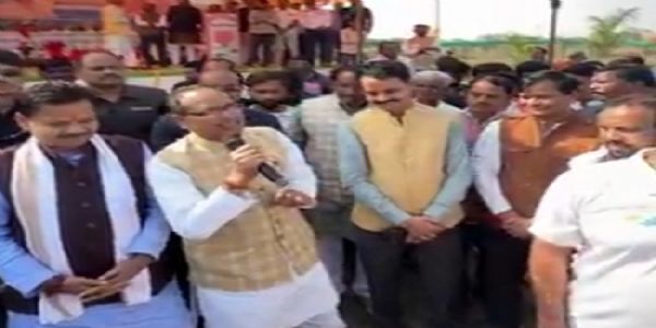 रायसेनः केन्द्रीय कृषि मंत्री ग्राम चन्दन पिपलिया में सांसद खेल महोत्सव में हुए शामिल